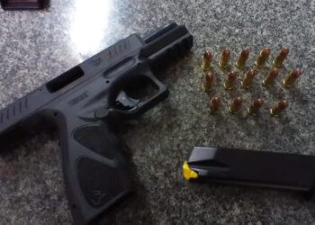 Homem dispara arma de fogo acidentalmente em pé de companheira em São Marcos