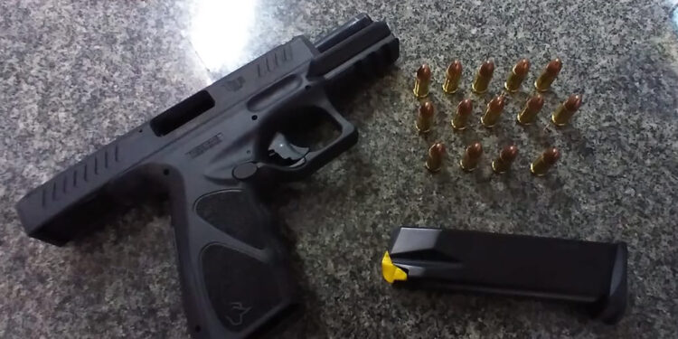 Homem dispara arma de fogo acidentalmente em pé de companheira em São Marcos