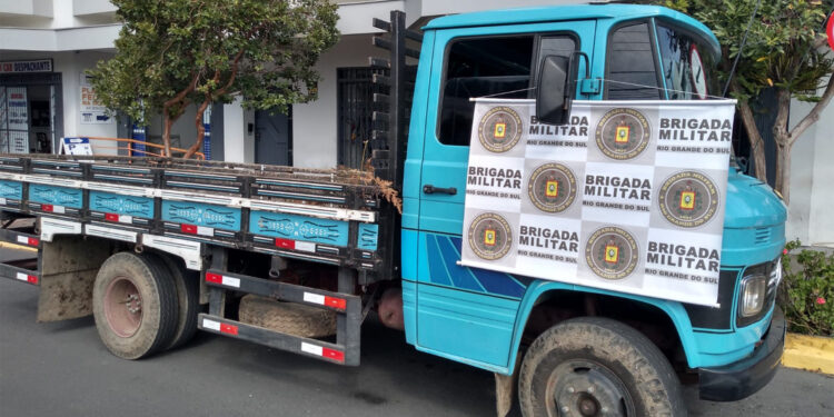 Brigada Militar prende dois homens e recupera caminhão roubado em Farroupilha
