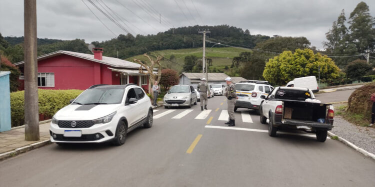 Oito barreiras policiais e 62 pessoas abordadas pela BM de Nova Roma do Sul neste final de semana