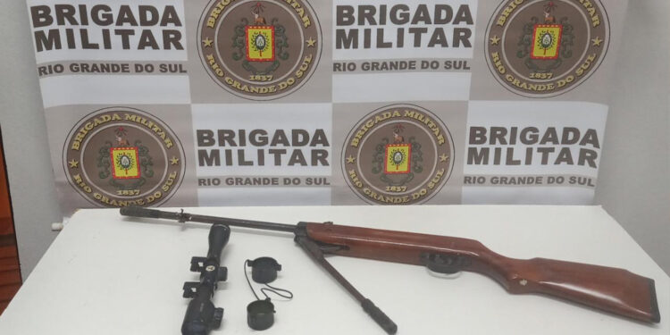 BM prende homem por porte ilegal de arma de fogo após denúncia em Farroupilha