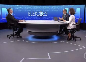 Eleições 2022: Bolsonaro volta a atacar urnas e entra em embate com Bonner e Renata