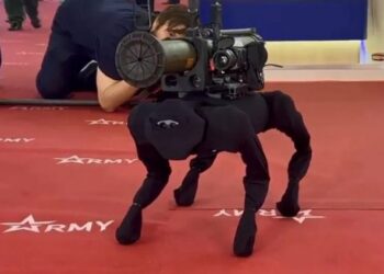 Rússia apresenta cão robô capaz de lançar foguetes com precisão