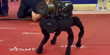 Rússia apresenta cão robô capaz de lançar foguetes com precisão