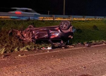Passageira sobrevive a capotamento, sai do carro e morre atropelada na BR-116, em Guaíba