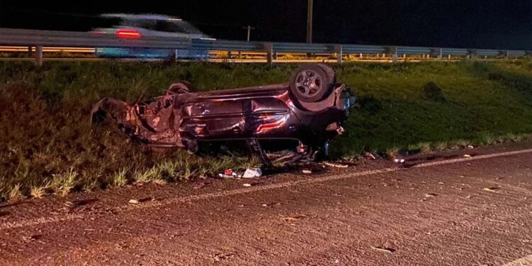 Passageira sobrevive a capotamento, sai do carro e morre atropelada na BR-116, em Guaíba