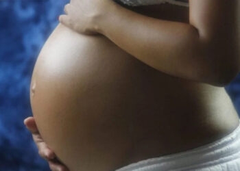 Saúde recomenda máscara contra varíola dos macacos para grávidas