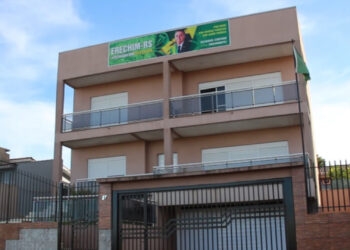 Apoiador de Bolsonaro no RS recebe ordem da Justiça para retirar placa de apoio a Bolsonaro de sua residência