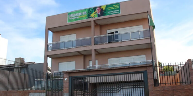 Apoiador de Bolsonaro no RS recebe ordem da Justiça para retirar placa de apoio a Bolsonaro de sua residência