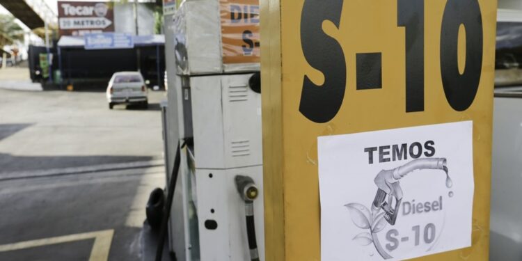 Petrobras anuncia redução de R$ 0,30 no diesel