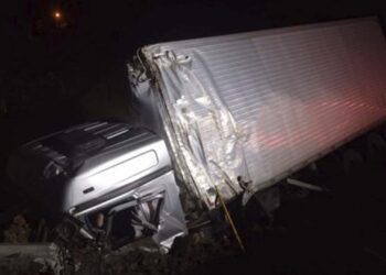 Caminhoneiro de 49 anos morre após sair da pista e colidir em barranco na BR-101