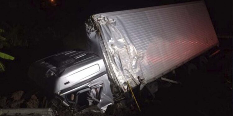 Caminhoneiro de 49 anos morre após sair da pista e colidir em barranco na BR-101