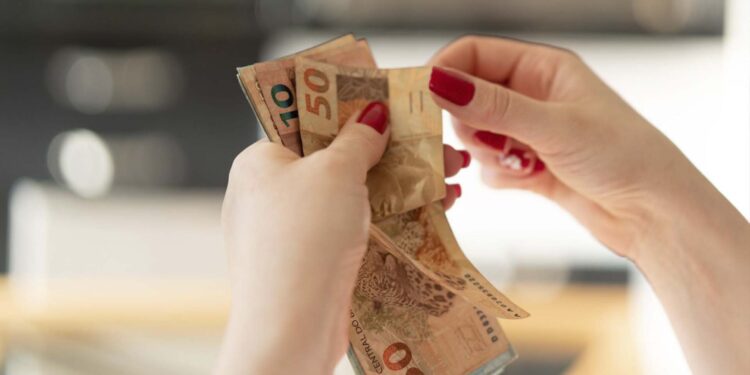 Empresas têm até o dia 30 de novembro para pagar o 13º salário