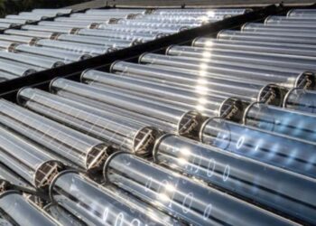 Tubos solar a vácuo produzem eletricidade e calor e são quatro vezes mais eficientes que painéis solares tradicionais