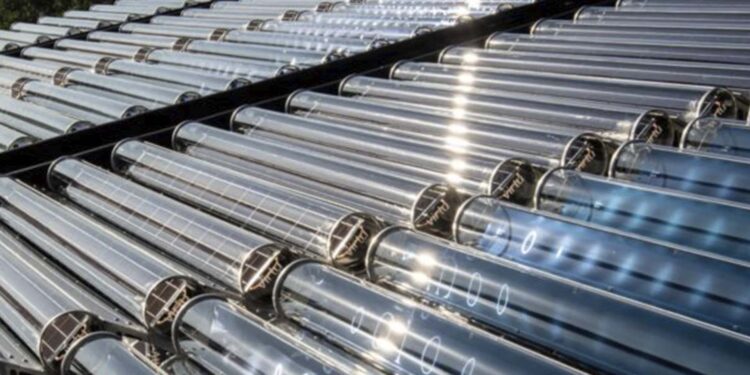 Tubos solar a vácuo produzem eletricidade e calor e são quatro vezes mais eficientes que painéis solares tradicionais