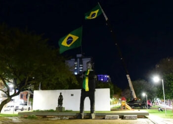 Justiça Eleitoral determina retirada de estátua de Bolsonaro de praça em Passo Fundo