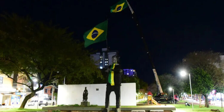 Justiça Eleitoral determina retirada de estátua de Bolsonaro de praça em Passo Fundo