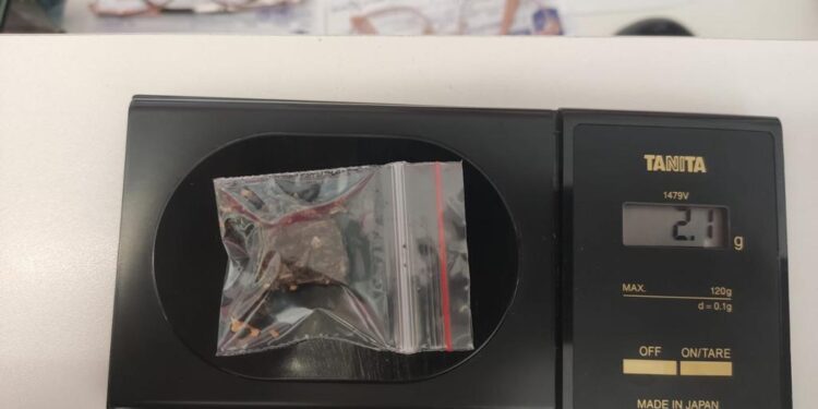 Menor de 16 anos é pego pela BM com drogas no bolso no centro de Nova Roma do Sul