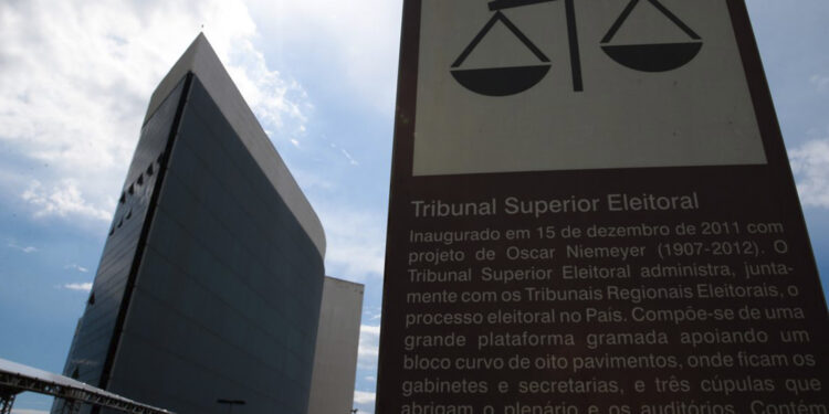 Justiça Eleitoral recebe 10,8 mil denúncias de propaganda irregular