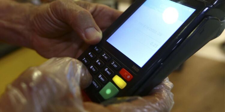 BC estabelece limite de cobrança de taxas nas máquinas de cartão