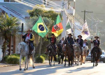 Semana Farroupilha de Nova Pádua iniciou com a chegada da chama, missa crioula, jantar e show/baile
