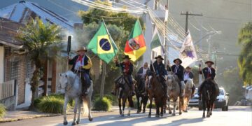 Semana Farroupilha de Nova Pádua iniciou com a chegada da chama, missa crioula, jantar e show/baile