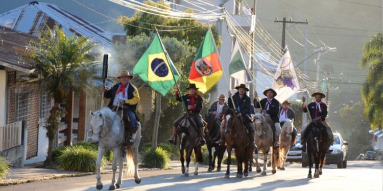 Semana Farroupilha de Nova Pádua iniciou com a chegada da chama, missa crioula, jantar e show/baile