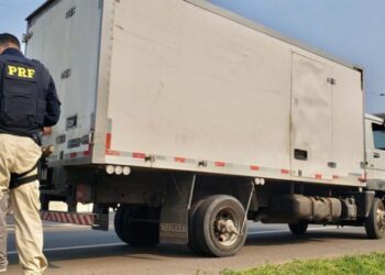 PRF flagra motorista de caminhão dirigindo há mais de 40 horas sem dormir