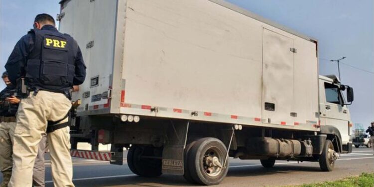 PRF flagra motorista de caminhão dirigindo há mais de 40 horas sem dormir