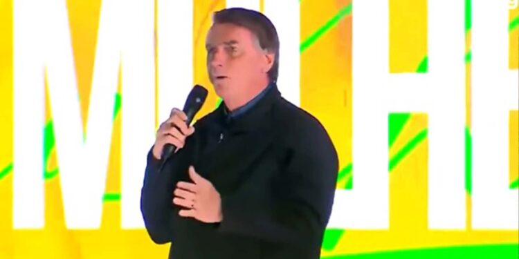 Bolsonaro pergunta se as mulheres preferem `Maria da Penha ou pistola´