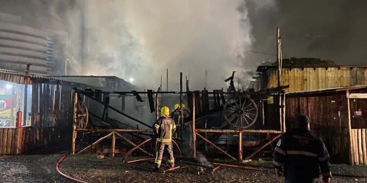Piquetes pegam fogo no Acampamento Farroupilha, em Porto Alegre