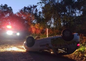Veículo capota na estrada da balsa em Nova Roma do Sul