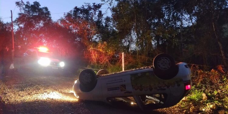 Veículo capota na estrada da balsa em Nova Roma do Sul