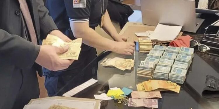 Diretor do Detran de SP é preso em operação que apura esquema de emissão irregular de CNHs