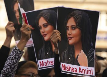 Irã bloqueia acesso a redes sociais devido aos protestos por véu islâmico