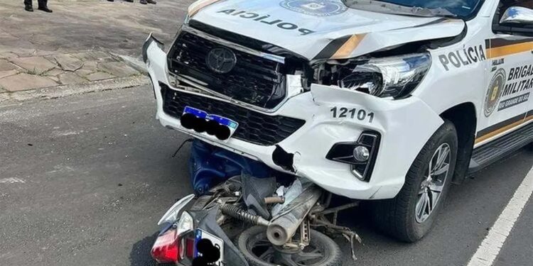 Policial é indiciado por lesão corporal culposa em caso de motociclista com perna amputada após atropelamento em Osório