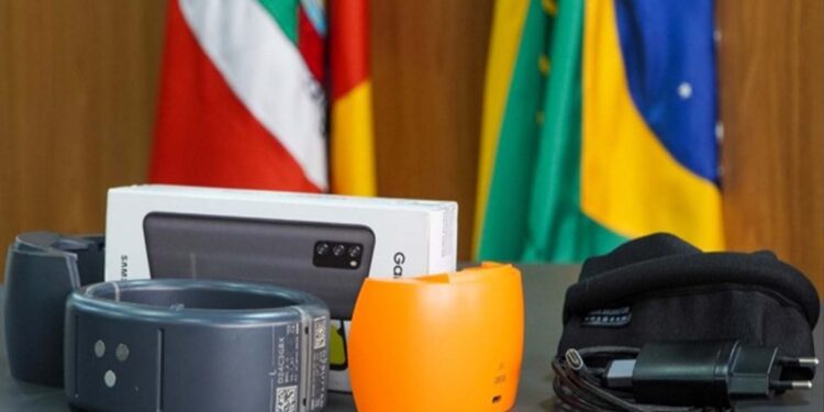 Estado implementa tornozeleiras eletrônicas para monitorar agressores de mulheres