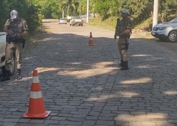 Homem de 23 anos é pego pela BM dirigindo sem CNH em Nova Roma do Sul