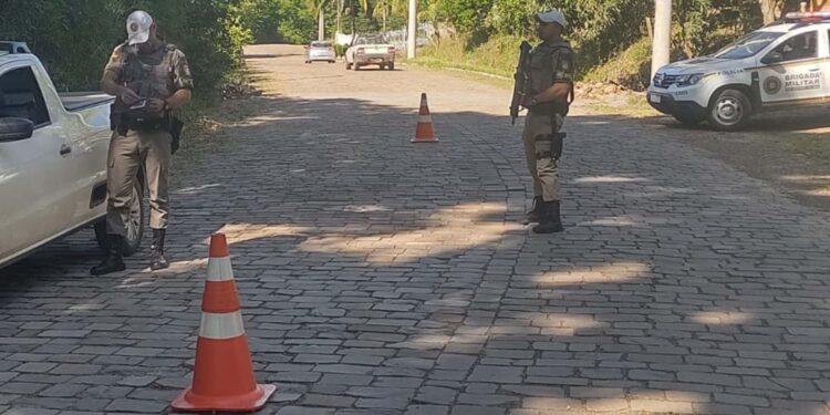 Homem de 23 anos é pego pela BM dirigindo sem CNH em Nova Roma do Sul