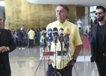 Bolsonaro recebe apoio de ex-senadores e cantores sertanejos