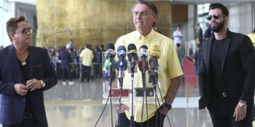 Bolsonaro recebe apoio de ex-senadores e cantores sertanejos