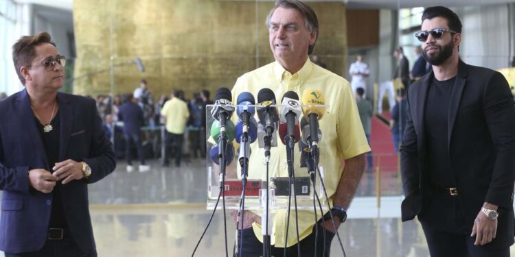Bolsonaro recebe apoio de ex-senadores e cantores sertanejos