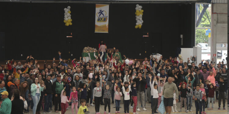 Festa das Crianças promovida pela Rádio Nova Roma tem um grande público em Nova Roma do Sul