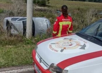 Condutor desvia de cachorro e capota veículo na Estrada do Mar, em Arroio do Sal
