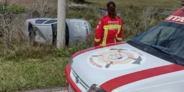 Condutor desvia de cachorro e capota veículo na Estrada do Mar, em Arroio do Sal