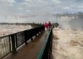 Passarela no lado argentino das Cataratas do Iguaçu é parcialmente destruída após alta vazão
