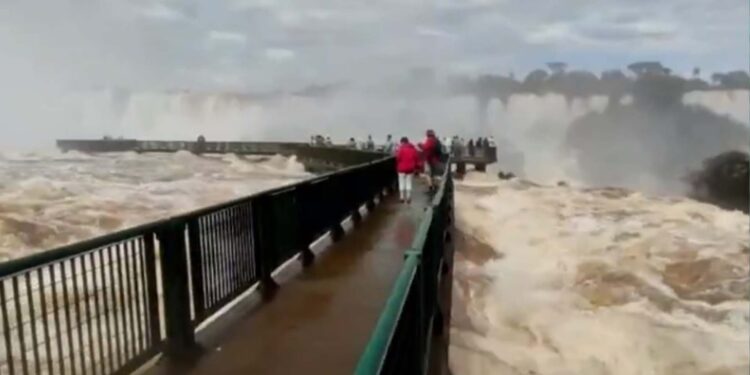 Passarela no lado argentino das Cataratas do Iguaçu é parcialmente destruída após alta vazão