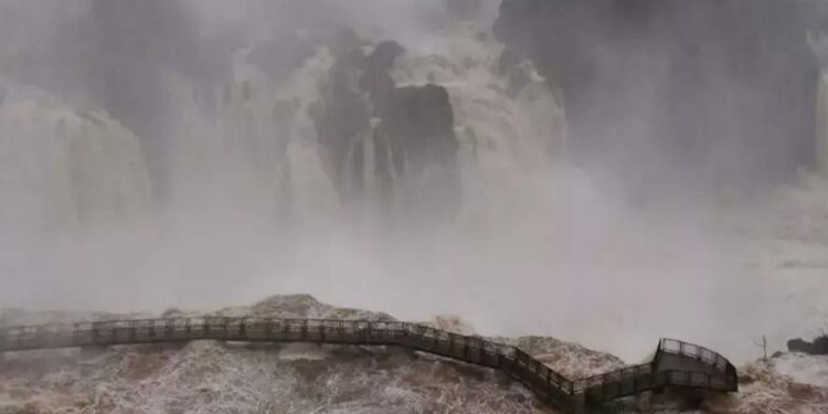 Turista cai nas Cataratas do Iguaçu e desaparece