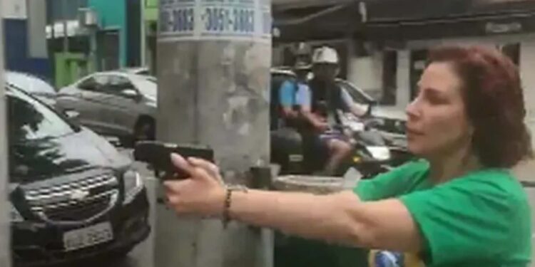 Caso Carla Zambelli: o que mostram os vídeos, o que dizem as testemunhas e qual a versão da deputada