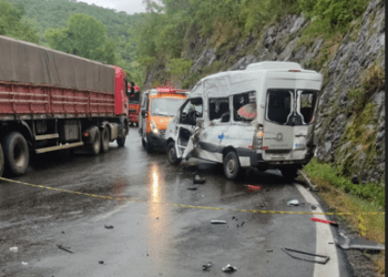 Van da Prefeitura Antônio Prado se envolve em grave acidente e deixa duas vítimas fatais na ERS-122, em Flores da Cunha